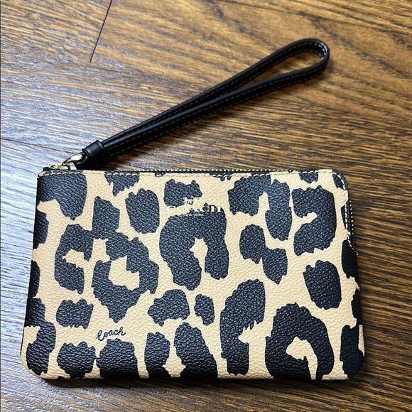 NWT Coach Leopard Print Zipper Wristlet - Picture 1 of 7